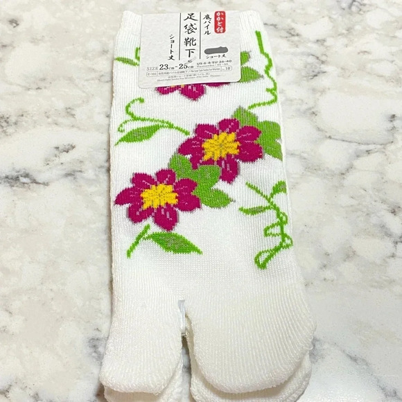 3/$20 🌸 Toe Socks - Picture 2 of 3